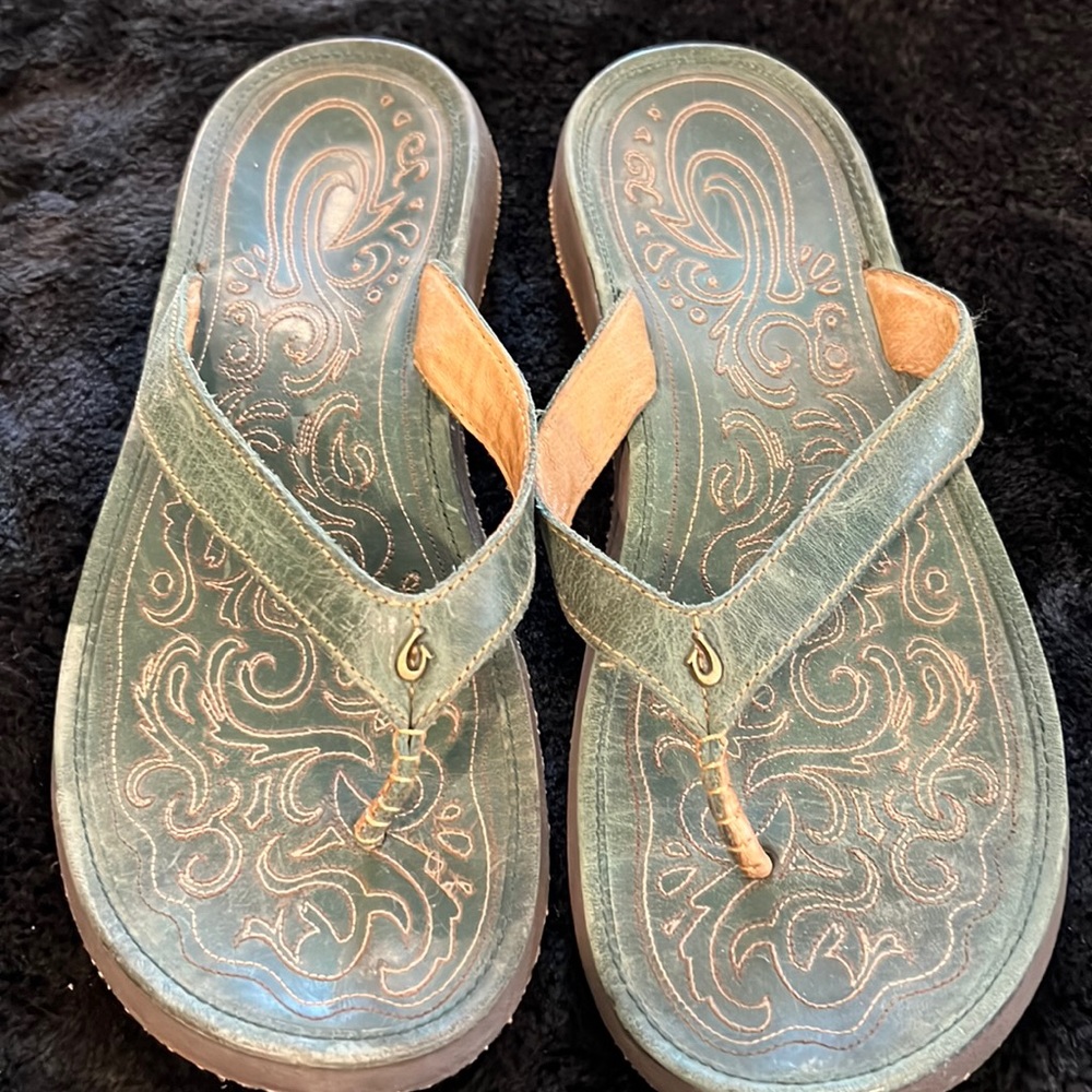 OluKai Paniolo Green Leather Flip-Flop Sandals, Size 9 EUC